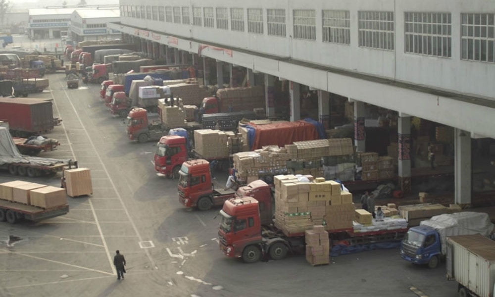 Hàng hóa nhập khẩu vào Việt Nam từ Trung Quốc được vận chuyển bằng container, xe tải và phương tiện đường bộ