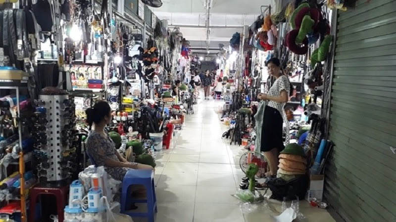 Hàng hóa ở các chợ cửa khẩu đa dạng và giá thành rẻ hơn nhập ở các chợ đầu mối của Việt Nam.